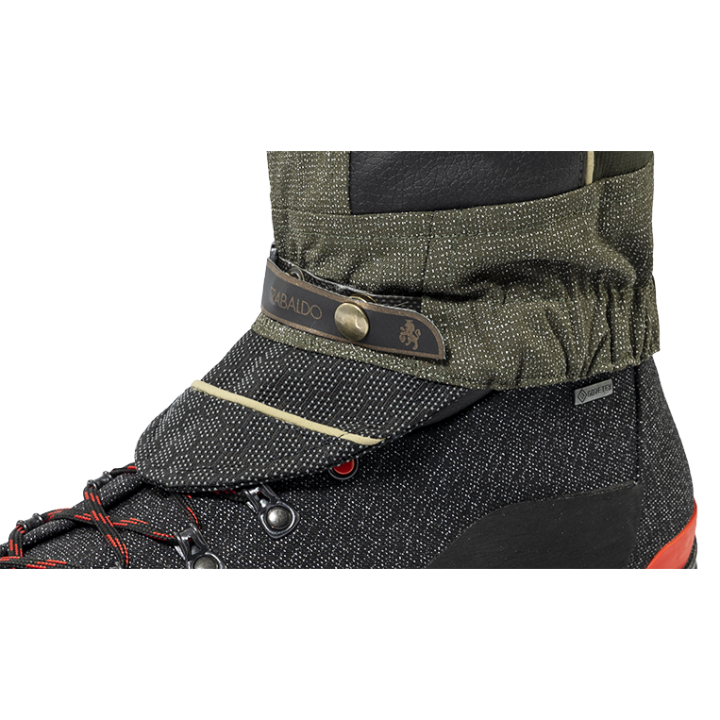 Pantalone Trabaldo Summit Pro: un capo tecnico totalmente impermeabile con rinforzi in Titanial e tessuto Cordura® stretch.