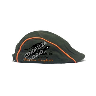 Coppola Passione Cinghiale: in cotone spazzolato con ricamo di alta qualità, disponibile per adulti e bambini.